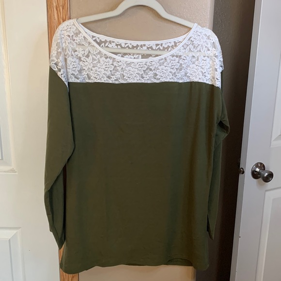 Solid green with lace contrast long sleeved top Size Large 💚 - Picture 2 of 2